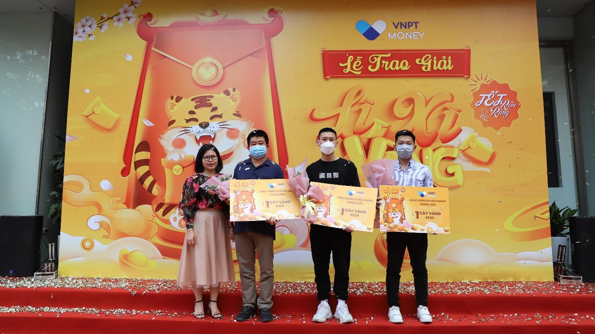 Bà Trần Thị Mai Liên chụp ảnh với 3 khách hàng may mắn trúng 1 cây vàng của chương trình.