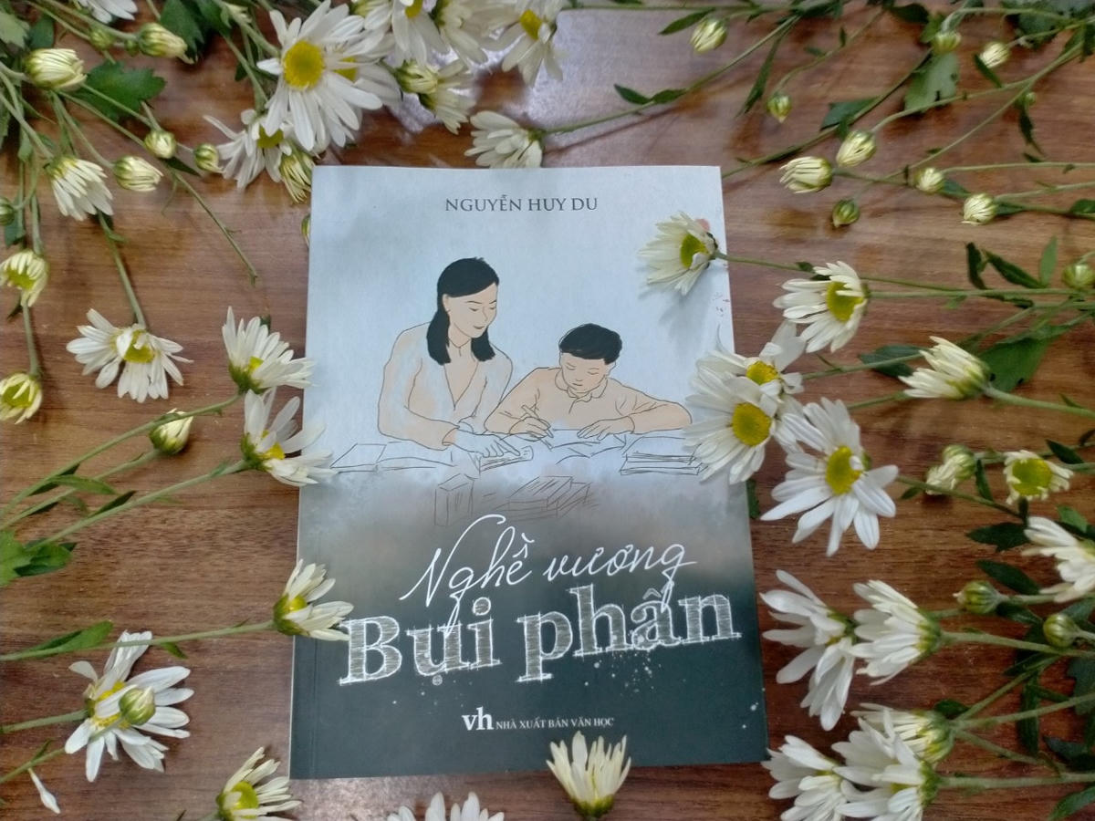 12 câu chuyện về tình thầy cô và học trò được diễn tả bằng văn phong mộc mạc, giản dị và lôi cuốn.