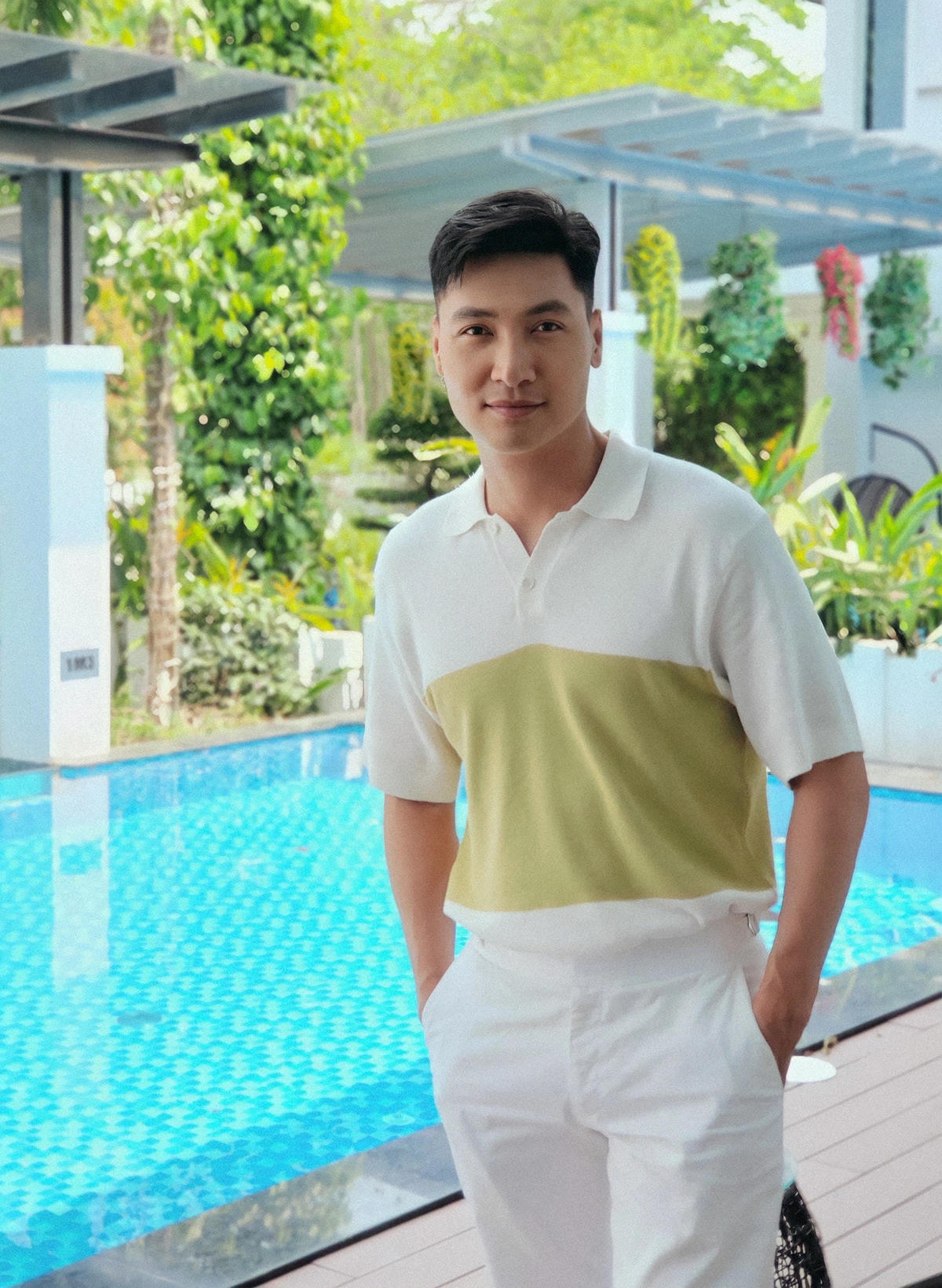 Mạnh Trường vào vai nhân vật Long - phim Hương vị tình thân, Long gây ấn tượng bởi lối cư xử nhẹ nhàng, lịch lãm. 