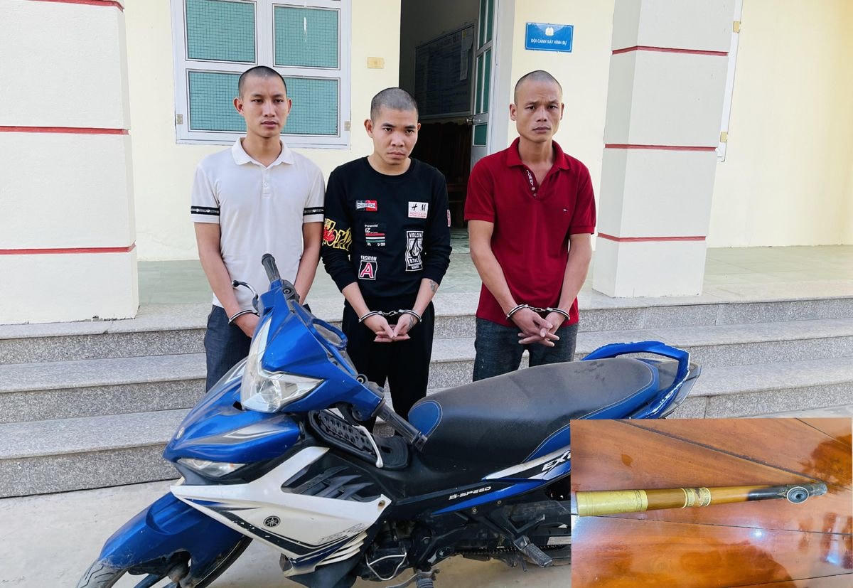 Các đối tượng (từ trái qua phải) gồm: Tùng, Sơn, Hùng và các tang vật gây án