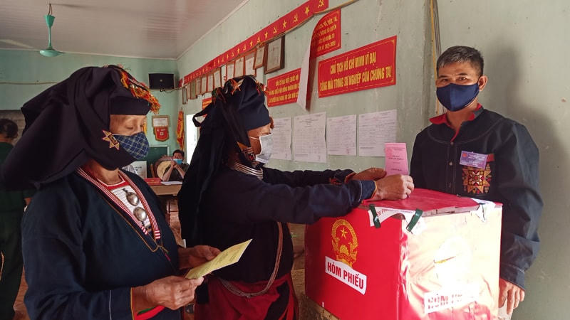 Cử tri xã Tây Phong, huyện Cao Phong tham gia bầu cử.