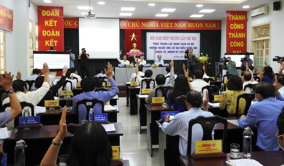 Hội nghị biểu quyết bằng hình thức giơ tay, thông qua danh sách 11 người ứng cử ĐBQH khóa XV. Ảnh Thanh Tùng