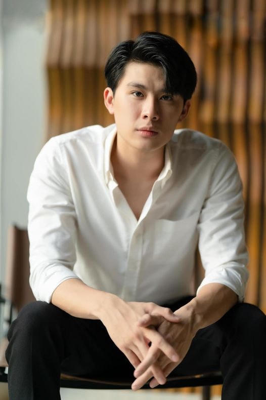 Hot boy Hoàng Trung cũng bày tỏ mong muốn dịch bệnh sẽ mau qua đi để mọi người được trở lại cuộc sống bình yên thường nhật. Anh rất muốn được quay lại công việc và nhớ nghề.