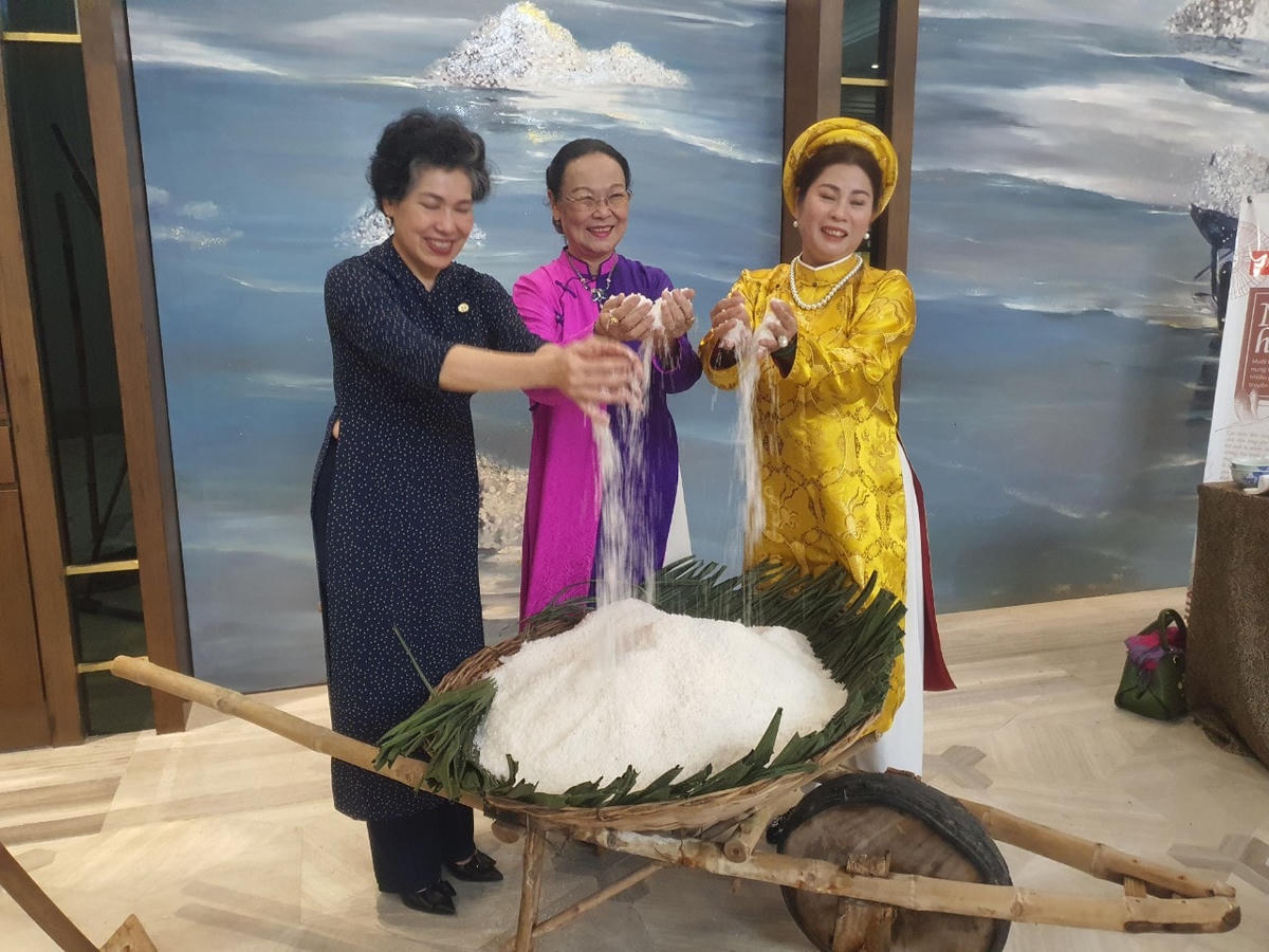 Muối trắng Nam Định, sản phẩm không thể thiếu của đời sống.