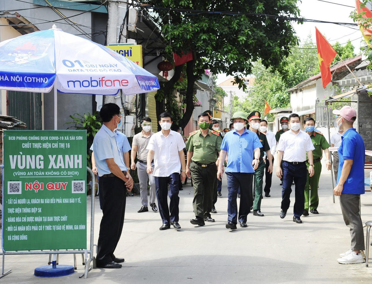 Bí thư Thành uỷ Hà Nội cùng đoàn trực tiếp thị sát, kiểm tra chốt tự quản phòng, chống dịch tại huyện Quốc Oai. 