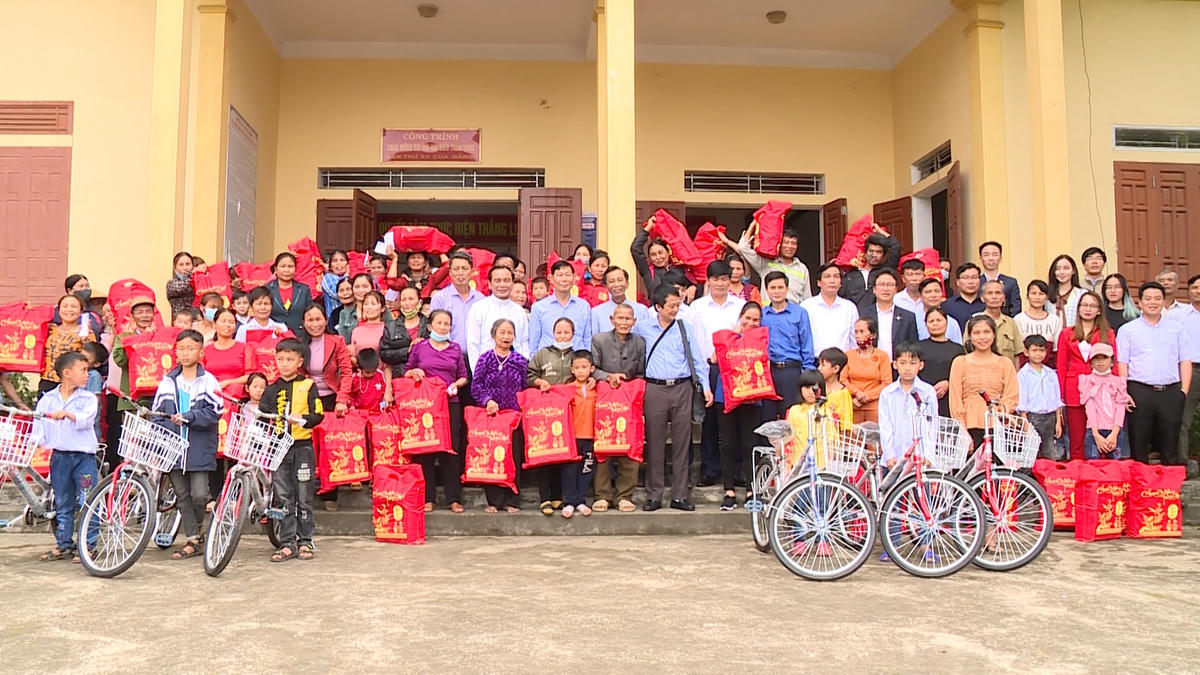 Ông Đỗ Văn Phới, Phó trưởng ban Dân vận Trung ương, Hiệp sĩ Đại Thánh giá Lê Đức Thịnh cùng các vị linh mục, tu sĩ và bà con đồng bào dân tộc 3 xã Cẩm Tân, Cẩm Yên, Cẩm Ngọc. 