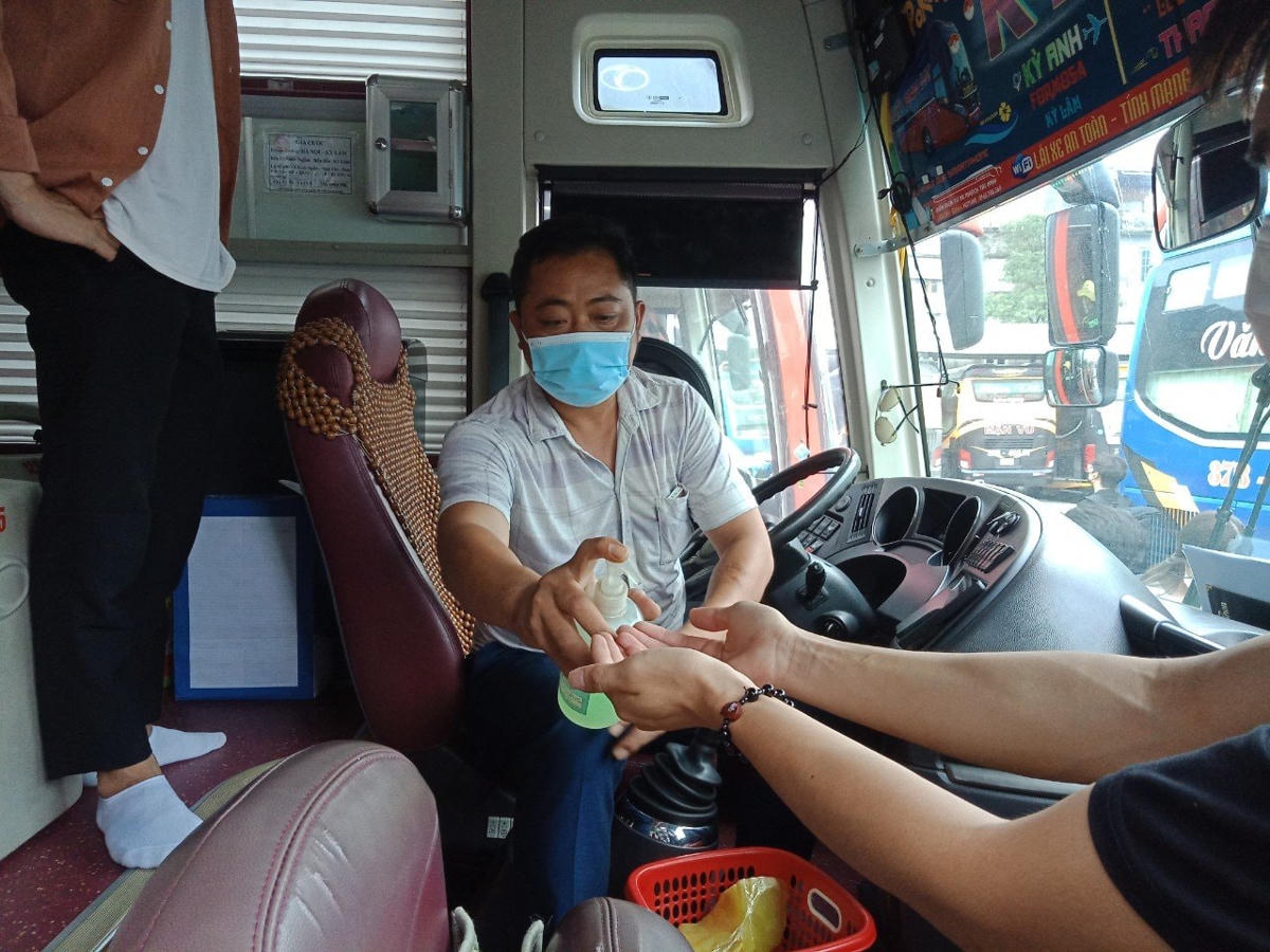 Không những vậy, tại bến xe Nước Ngầm, mỗi nhà xe đều trang bị dung dịch sát khuẩn tay cho hành khách.