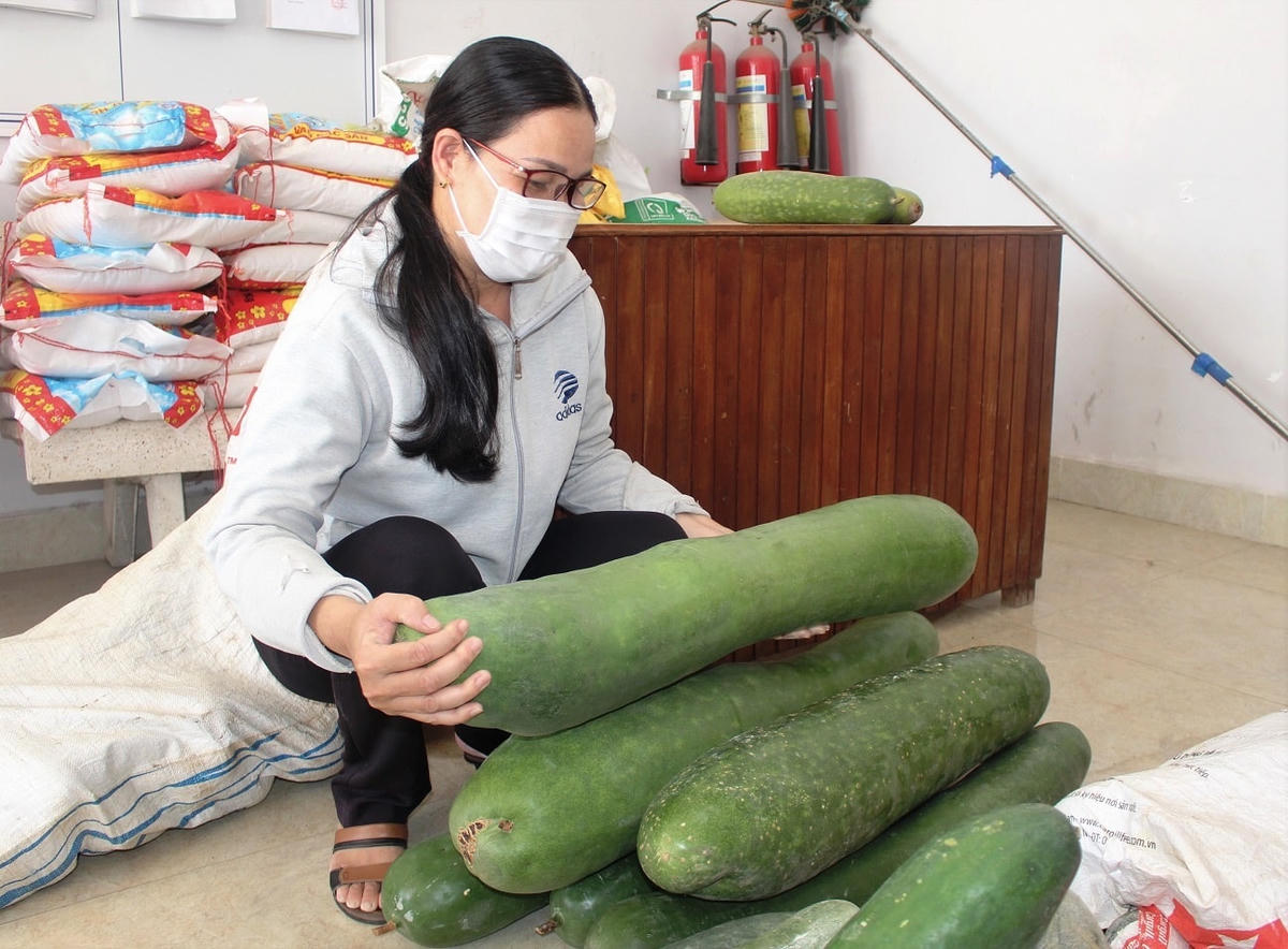 Người dân đang phân loại nhu yếu phẩm để ủng hộ nhân dân TP HCM.