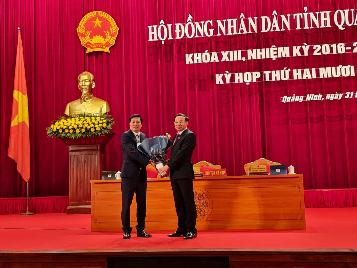 Ông Nguyễn Xuân Ký, Bí thư Tỉnh ủy, Chủ tịch HĐND tỉnh tặng hoa chúc mừng ông Nguyễn Tường Văn.