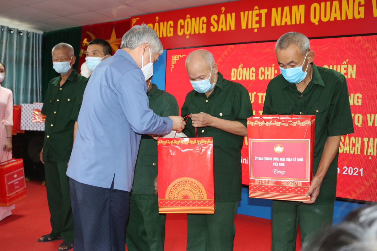 Chủ tịch Đỗ Văn Chiến tặng quà các thương binh, bệnh binh.