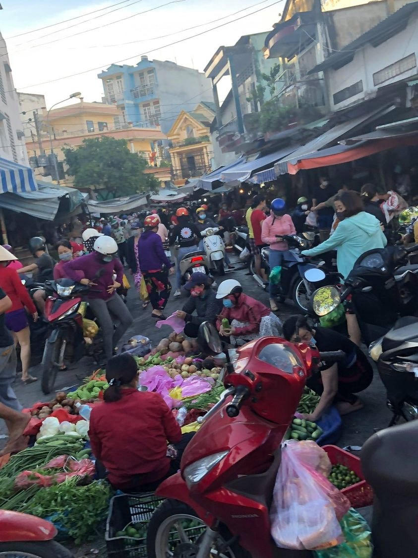 TP Hồ Chí Minh: Dân đổ xô mua đồ tích trữ, Sở Công thương cam kết đủ hàng hóa