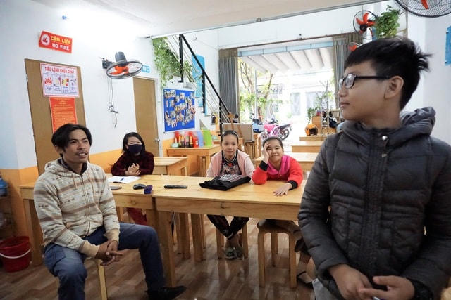 Phòng học là quán cơm "Yên Vui" được các thành viên câu lạc bộ bố trí lại bàn ghế ngay ngắn như một lớp học bình thường.  