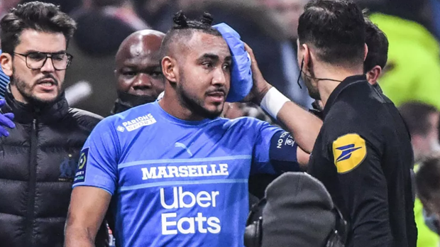 Cầu thủ Dimitri Payet bị ném chai trúng đầu. (Nguồn: Getty Images)