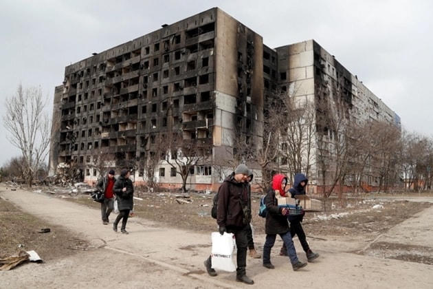 Người dân Mariupol di tản khỏi thành phố. Ảnh: Reuters.