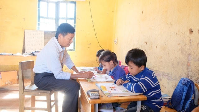 Thầy Xuân dạy học sinh lớp 1 đánh vần.  