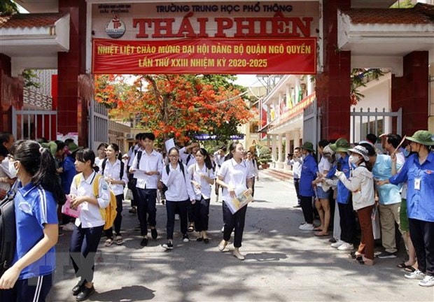 Các thí sinh hoàn thành môn Ngữ văn tại điểm thi Trường Trung học Phổ thông Thái Phiên, quận Ngô Quyền. (Ảnh: An Đăng/TTXVN).