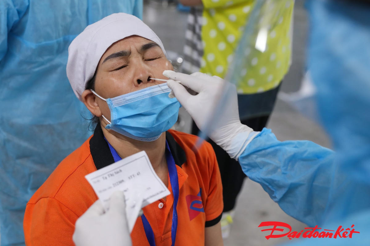 [ẢNH] Xuyên đêm lấy mẫu xét nghiệm Covid-19 cho 10 nghìn công nhân KCN Quang Châu