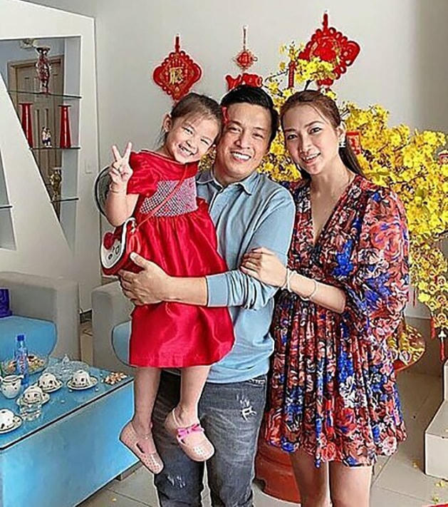 Con gái Lam Trường lí lắc tạo dáng pose hình cùng bố mẹ ngày Tết.  