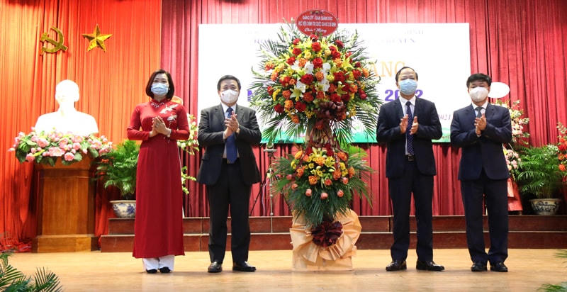 GS.TS Nguyễn Xuân Thắng, Ủy viên Bộ Chính trị, Giám đốc Học viện Chính trị quốc gia Hồ Chí Minh, Chủ tịch Hội đồng lý luận Trung ương tặng lẵng hoa chúc mừng Lễ Khai giảng năm học mới 2021-2022. Ảnh: AJC.