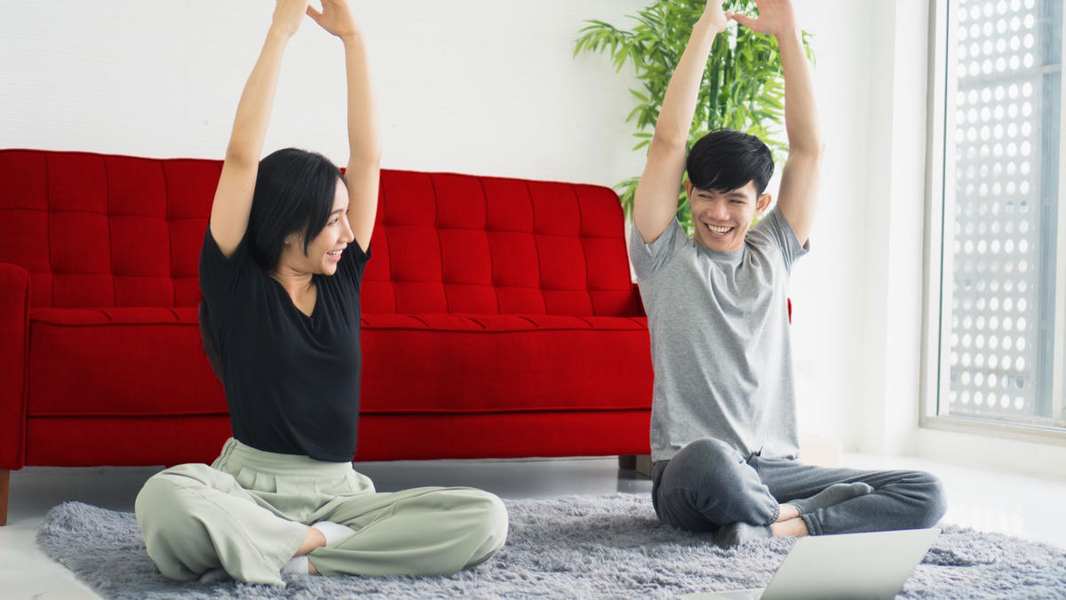Tập thể dục tại nhà để nâng cao sức khỏe trong mùa dịch.