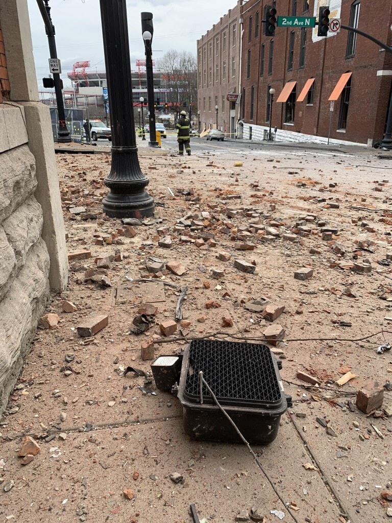 Gạch đá, đèn báo hiệu qua đường vung vãi trên Đại lộ Bắc số 2 sau vụ nổ. Ảnh: AFP.