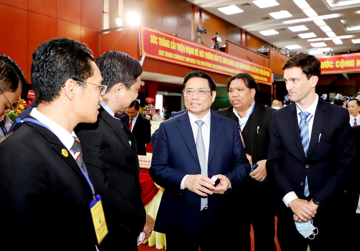 Thủ tướng Chính phủ Phạm Minh Chính trao đổi bên lề với các nhà đầu tư tại hội nghị. 