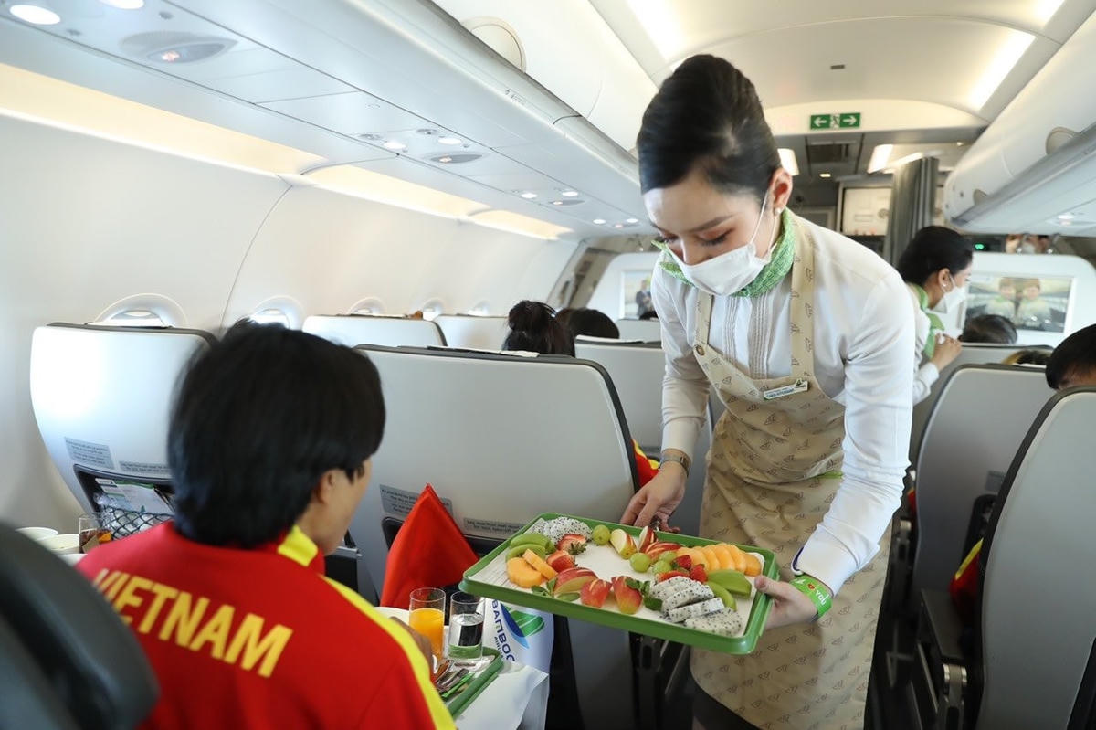 Các cầu thủ được đoàn chiêu đãi viên của Bamboo Airways phục vụ 100% suất ăn hạng Thương gia theo chế độ đặc biệt
