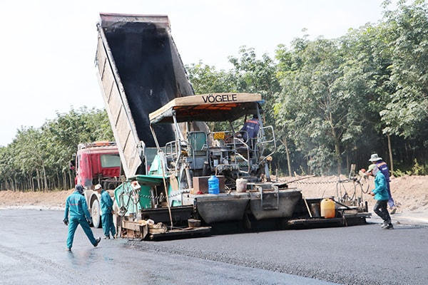Thi công một tuyến đường giao thông tại khu tái định cư Lộc An - Bình Sơn. Ảnh: Phạm Tùng.