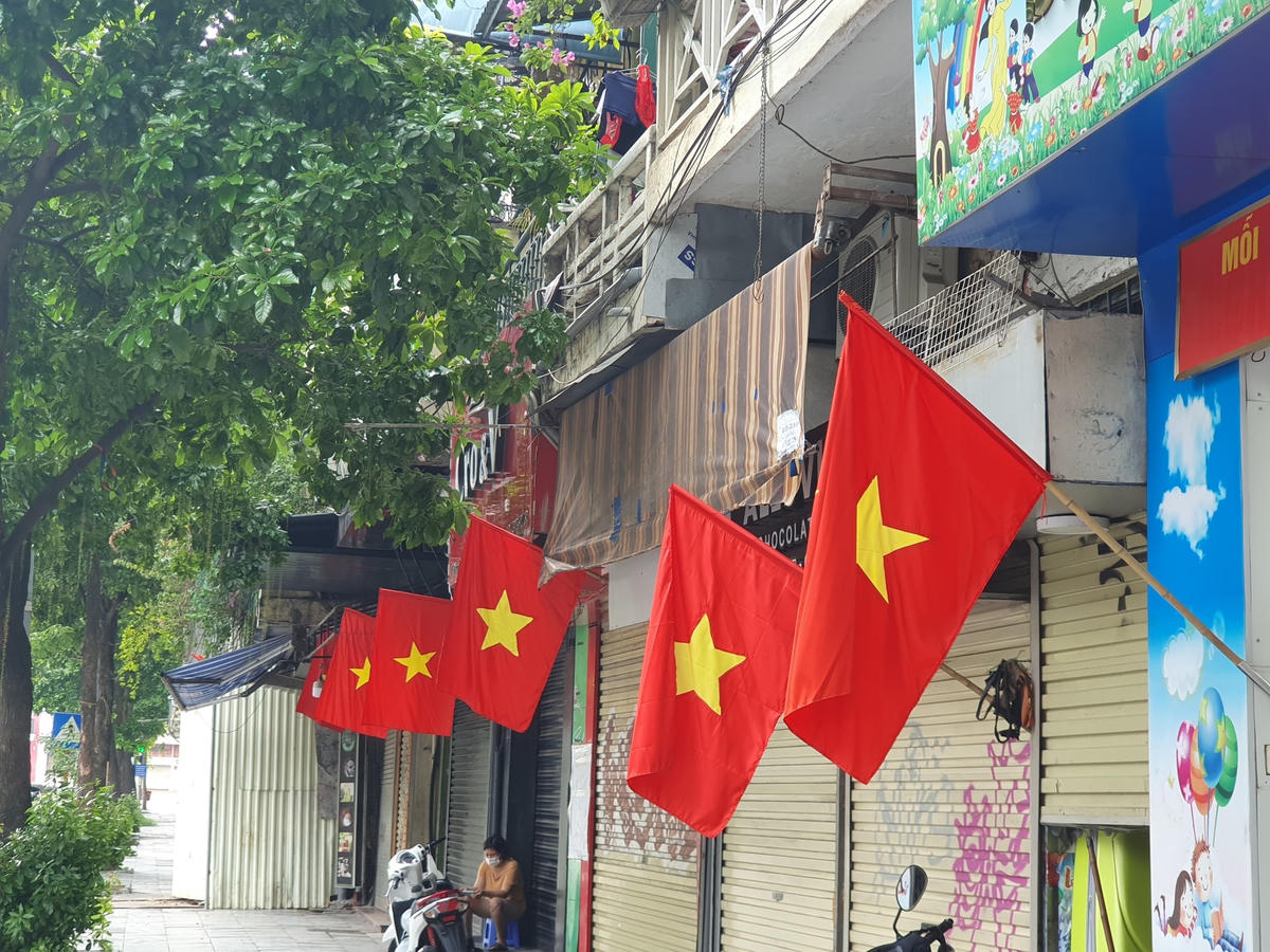 [Ảnh] Hà Nội đỏ rực quốc kỳ trên nhiều tuyến phố  chào mừng Quốc khánh 2/9