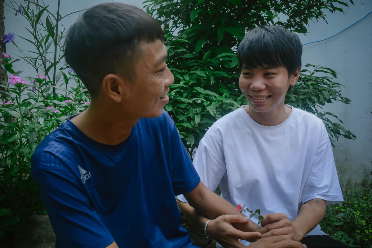 Tuy nhiên trong cuộc sống hàng ngày khó khăn nhưng ở “ xóm chạy thận” vẫn có những niềm vui, niềm hạnh phúc nhỏ bé được nhen nhóm nơi đây chính là tình yêu giữa Liên và Khương. Khương sinh năm 1988 (quê Hà Nam) cũng là bệnh nhân đi chạy thận được 11 năm và sống cùng xóm trọ.