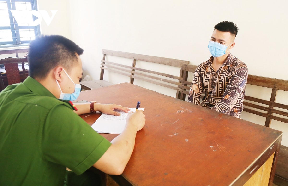 Đối tượng tại cơ quan công an.  