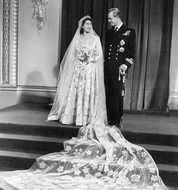 Nữ hoàng Elizabeth II và Hoàng thân Philip trong lễ cưới năm 1947. Ảnh: AP.