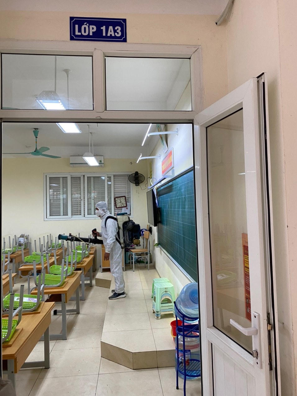 Hà Nội: Vệ sinh, khử khuẩn trường lớp trước ngày học sinh đi học