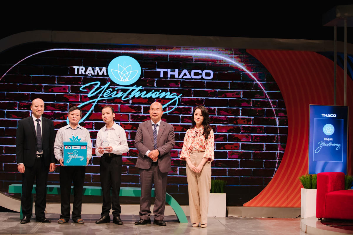 BTC chương trình tặng quà cho gia đình Nguyễn Văn Linh.