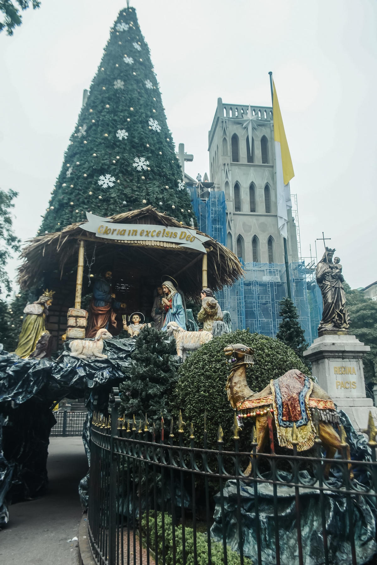 Năm nay tại Nhà thờ lớn Hà Nội cũng được bày trí đơn giản hơn so với mọi năm.