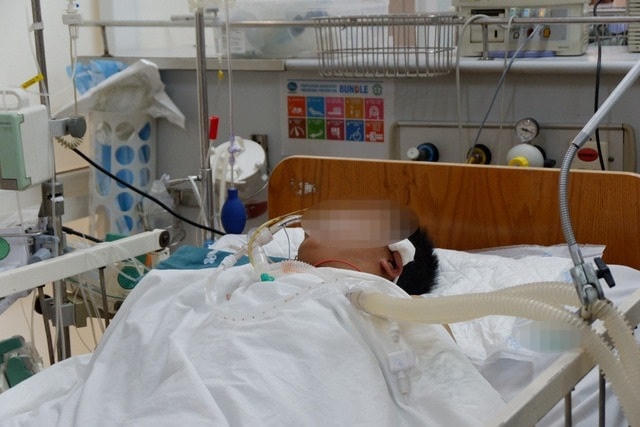 Một bệnh nhân nguy kịch vì uống rượu ngâm thuốc nam để chữa bệnh gan.  