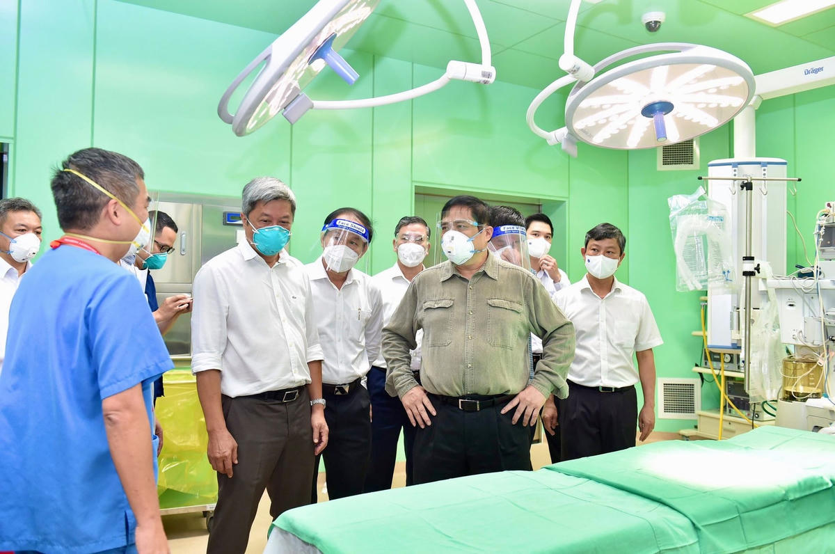 Thủ tướng Chính phủ Phạm Minh Chính, Phó Chủ tịch - Tổng Thư ký UBTƯ MTTQ Việt Nam Lê Tiến Châu và đoàn công tác kiểm tra công tác điều trị ở Bệnh viện dã chiến đặt tại Bệnh viện quốc tế Becamex.