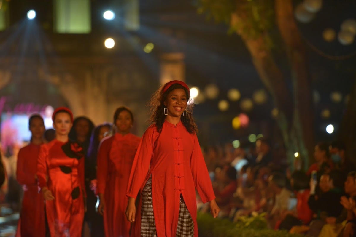 'Áo dài của chúng ta' rực sáng tại Văn Miếu