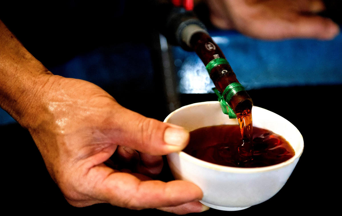 Du khách trong và ngoài nước đến Phú Quốc đều muốn mang về cho mình một chai làm quà.
