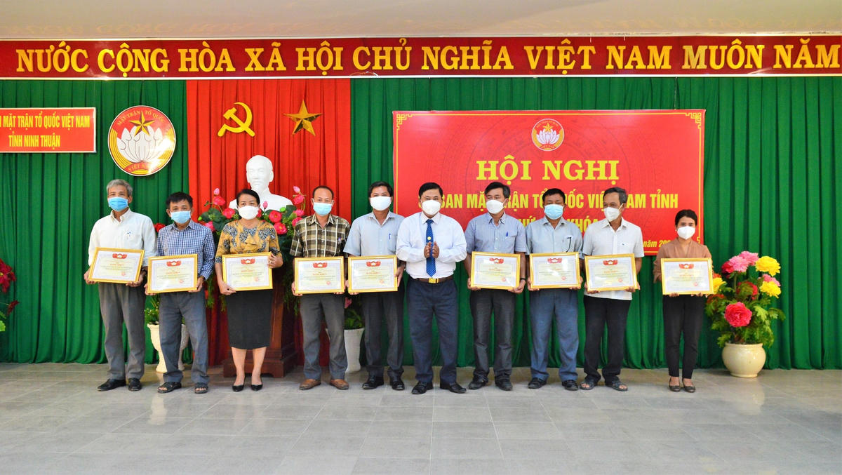  Ủy ban MTTQ Việt Nam tỉnh Ninh Thuận tặng cờ thi đua đơn vị xuất sắc toàn diện cho MTTQ huyện Ninh Hải, tặng Bằng khen cho 23 tập thể và 25 cá nhân có thành tích xuất sắc trong thực hiện nhiệm vụ công tác Mặt trận năm 2021.