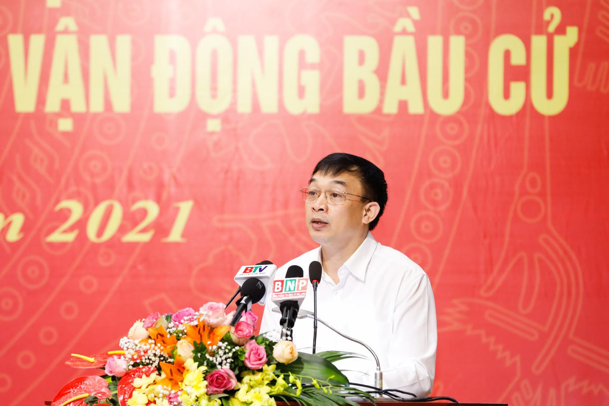 Chủ tịch Ủy ban MTTQ tỉnh Bắc Ninh Nguyễn Đình Lợi báo cáo kết quả hiệp thương giới thiệu người ứng cử ĐBQH khóa XV, đại biểu HĐND tỉnh khóa XIX, nhiệm kỳ 2021-2026.