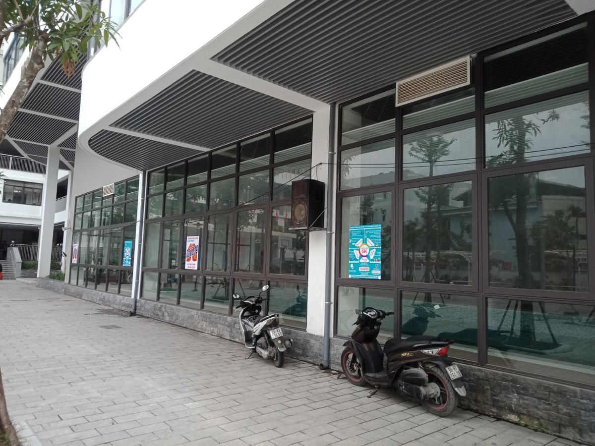 Pano tuyên truyền phòng dịch được trường THCS Kim Giang dán trong khuôn viên trường.