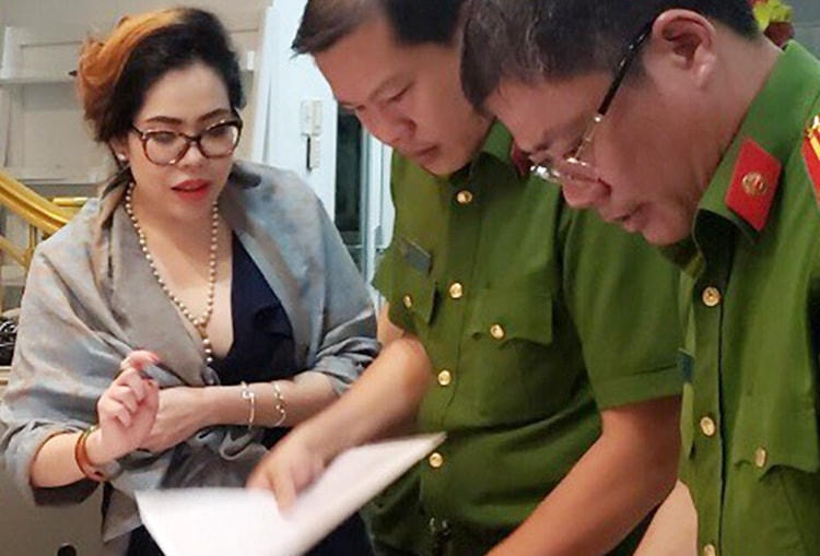 Bà Nhung (trái) lúc bị bắt giam. Ảnh: Công an cung cấp.