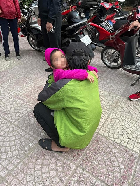 Cháu bé được bàn giao cho bố đẻ.