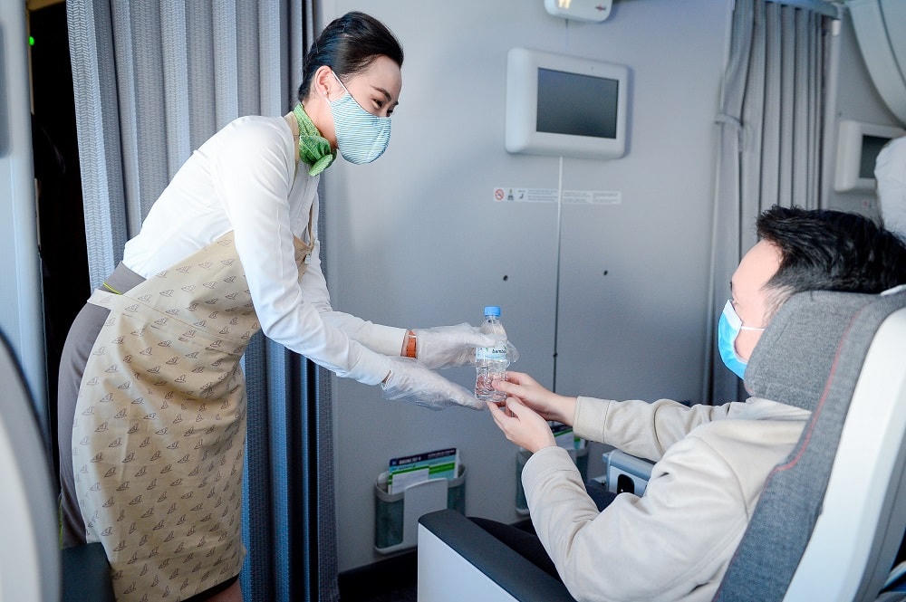 Hành khách và tiếp viên tuân thủ đeo khẩu trang khi sử dụng dịch vụ của Bamboo Airway