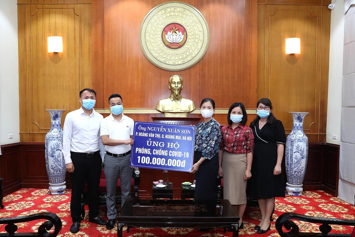 Phó Chủ tịch UBTƯ MTTQ Việt Nam Trương Thị Ngọc Ánh tiếp nhận ủng hộ từ gia đình ông Nguyễn Xuân Sơn.