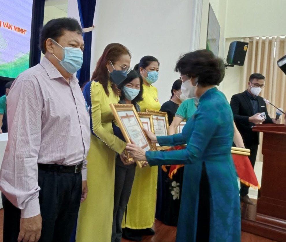Bà Tô Thị Bích Châu, Chủ tịch Ủy ban MTTQ Việt Nam TP HCM trao Bằng khen cho các cá nhân đã có thành tích xuất sắc trong thực hiện Cuộc vận động.
