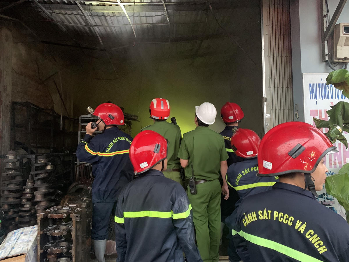 Lực lượng  cứu hộ đang nỗ lực  cứu 2 cha con mắc kẹt trong đám cháy.