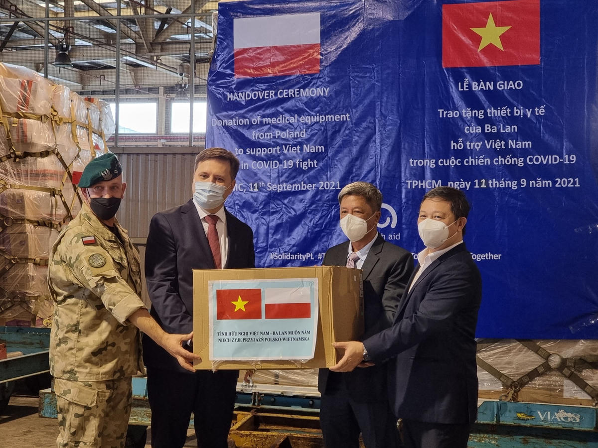 8 tấn hàng viện trợ y tế với tổng kinh phí gần 84 tỷ đồng (83.770.033.881 đồng) do Chính phủ Ba Lan viện trợ Việt Nam