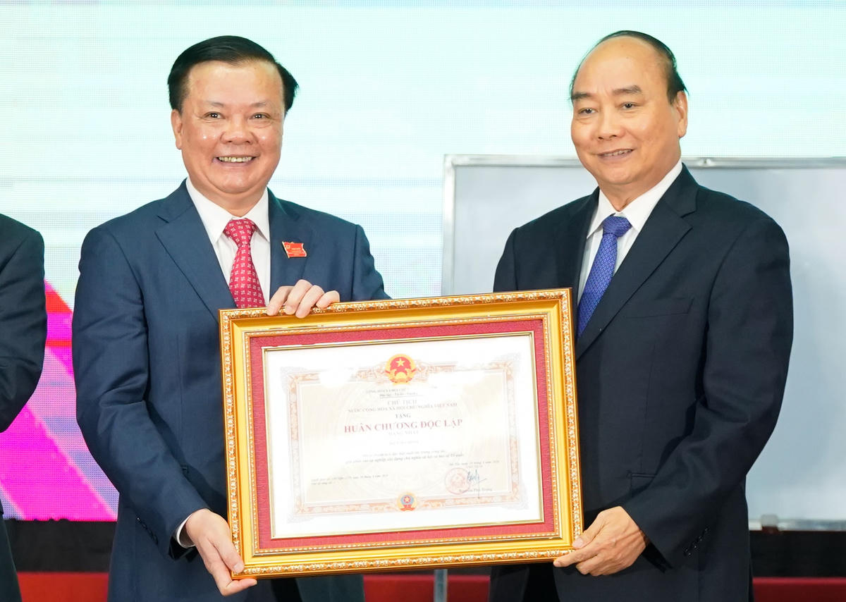 Thủ tướng Nguyễn Xuân Phúc trao Huân chương Lao động hạng Nhất cho Bộ Tài chính. - Ảnh: VGP/Quang Hiếu.